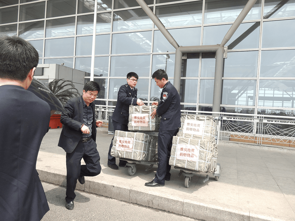 Image of the Yaan Earthquake donation shot at the airport, sending rescue goods to the destination.